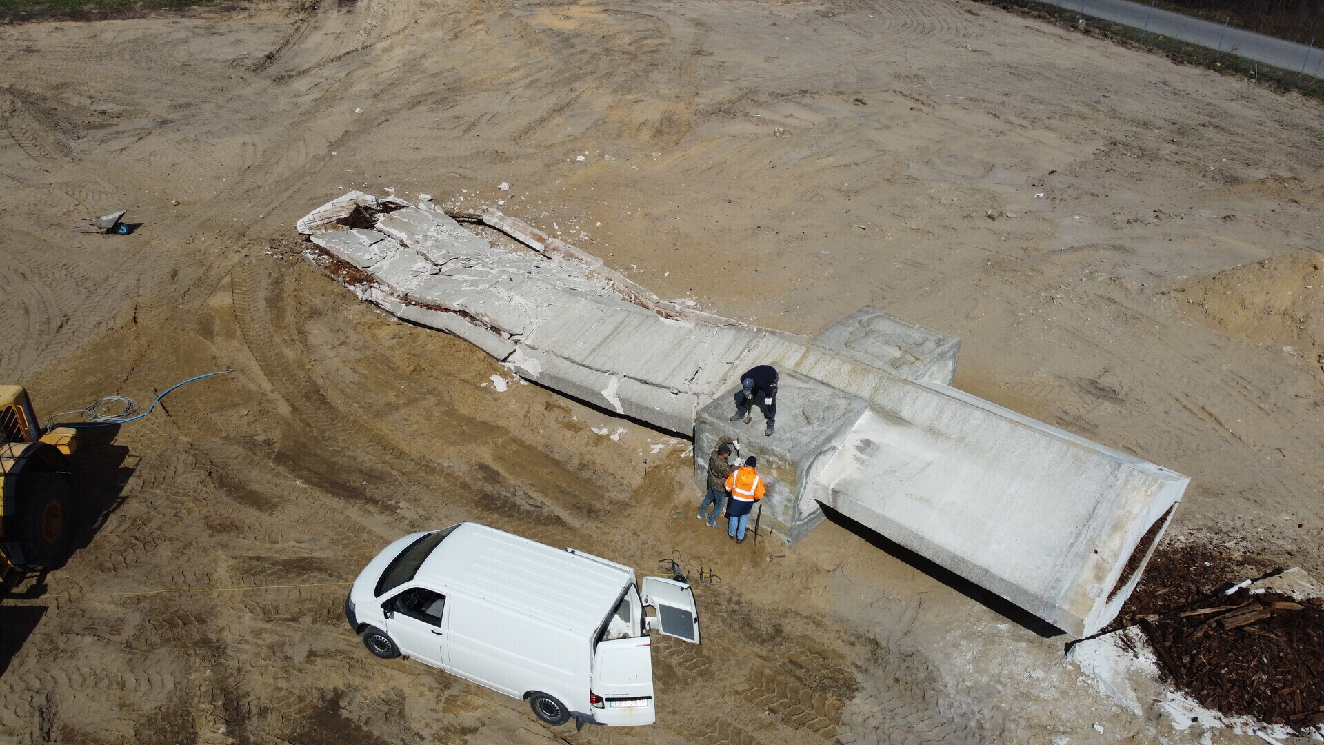 Pomnik w Polichnie zburzony. Co stanie się z jego fragmentami