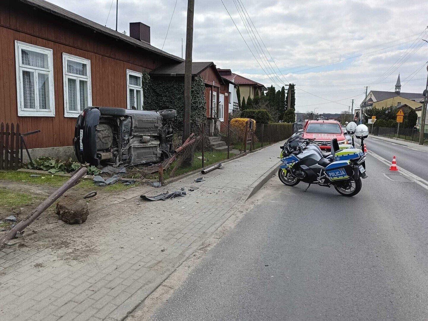 Groźne zdarzenie w Rozprzy Samochód uderzył w ogrodzenie i zatrzymał się tuż przed domem