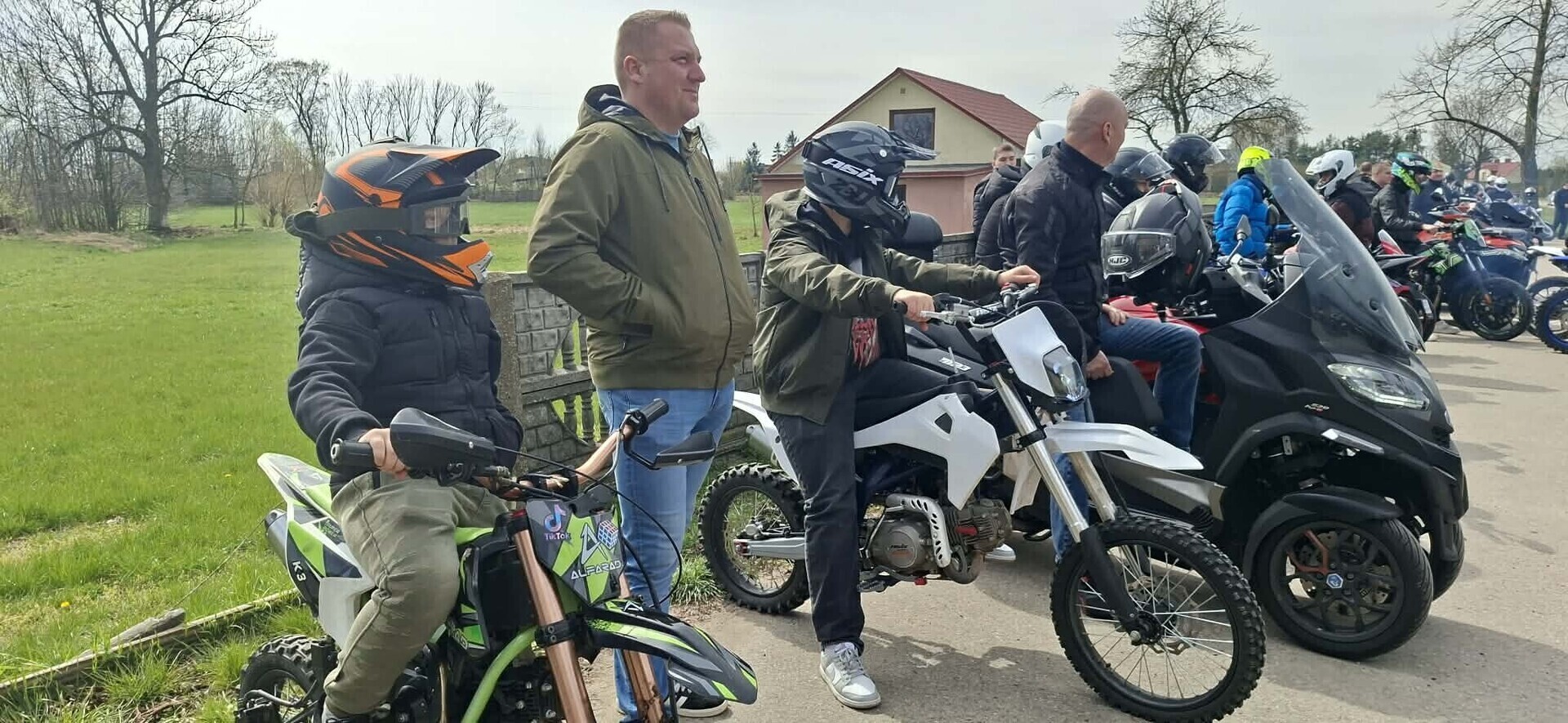 Moto piknik w Gomulinie przyciągnął tłumy. Ponad 200 maszyn na rozpoczęcie sezonu