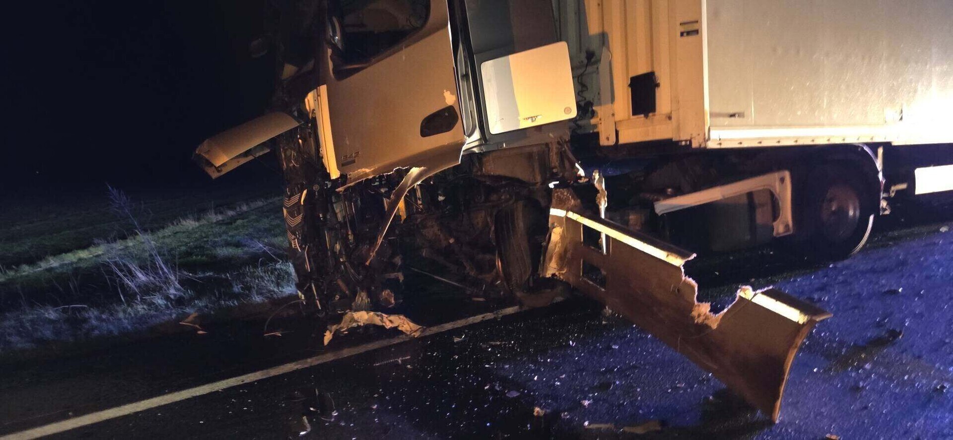 Czołowe zderzenie na DK74. 21-latek trafił do szpitala