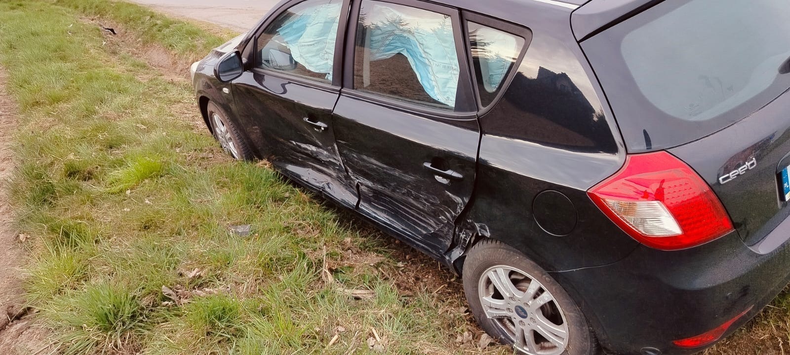 Groźny wypadek w Kamocinku w gminie Grabica. Kierujący Fordem nie zatrzymał się na stopie