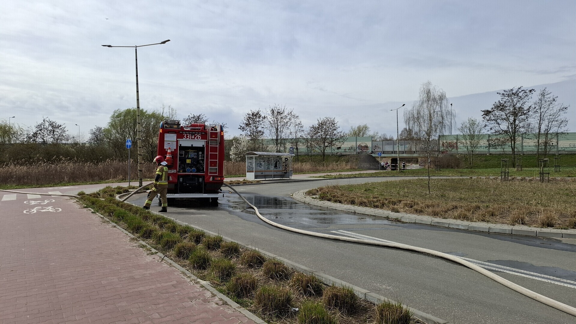 Kolejny pożar traw w okolicy jeziora Bugaj doszło w poniedziałkowe przedpołudnie. Na miejscu działały trzy zastępy straży pożarnej