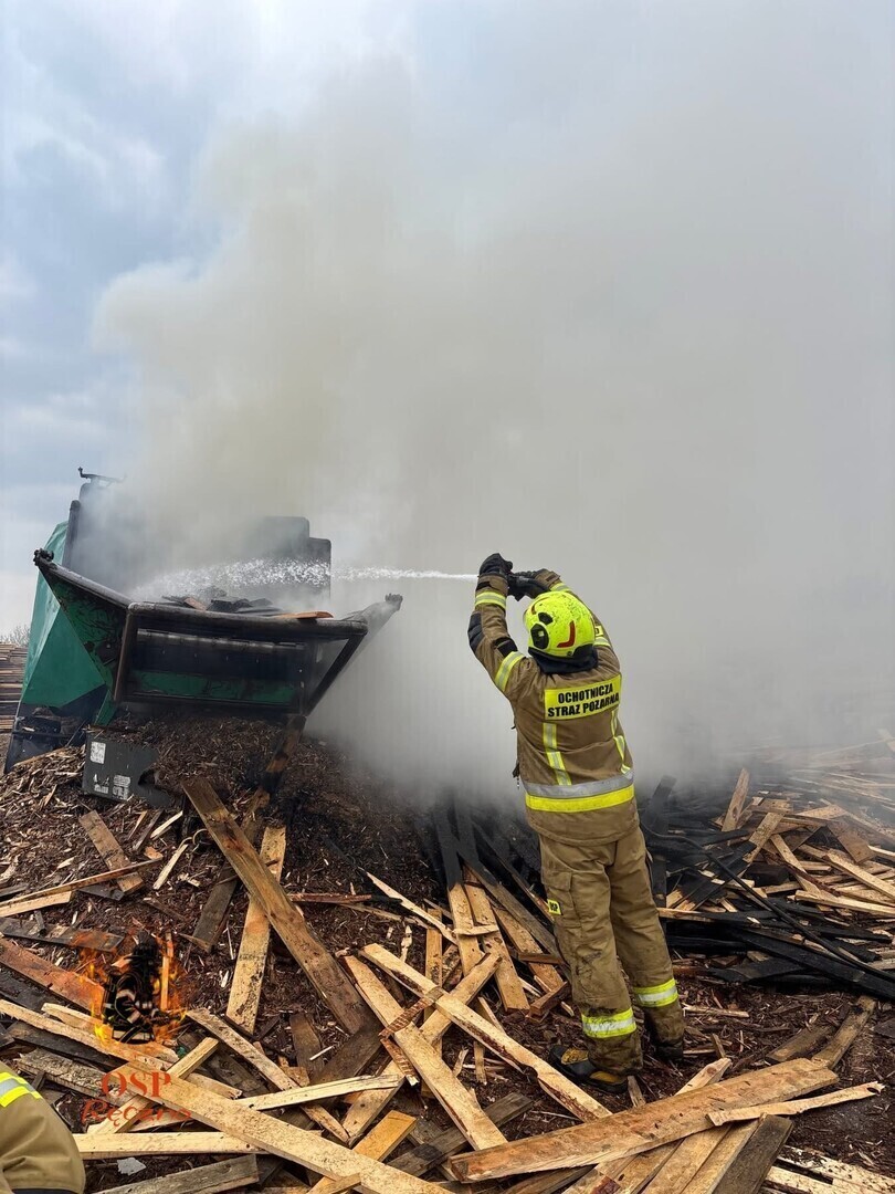 Pożar w tartaku w Łękach Szlacheckich. Ogień objął zrębak do drewna