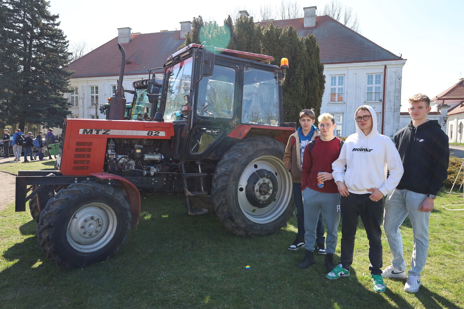 Technik hodowca koni technik mechanizacji rolnictwa czy technik pojazdów samochodowych - to tylko kilka kierunków z którymi mogli zapoznać się odwiedzjący podczas dni otwartych w Wolborzu.