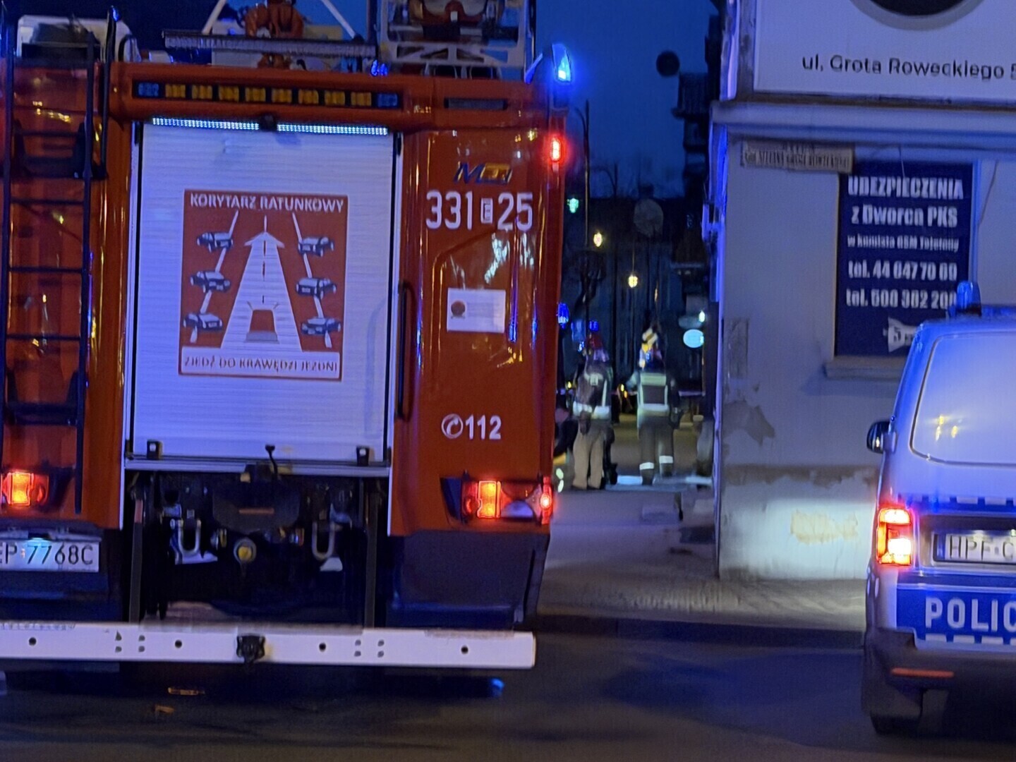 Groźny pożar kamienicy przy ul. POW w Piotrkowie. Jedna osoba w szpitalu mieszkańcy noc spędzą w lokalach zastępczych