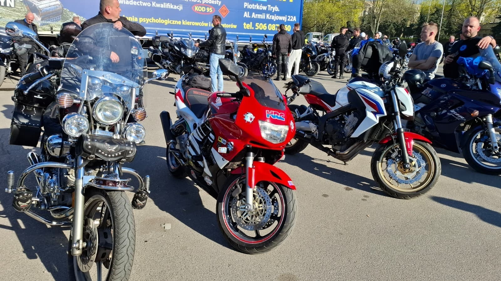Automobil Klub Piotrkowski WORD oraz MOK w Piotrkowie zaprosili w sobotę wszystkich pasjonatów motoryzacji na oficjalne rozpoczęcie sezonu motocyklowego.