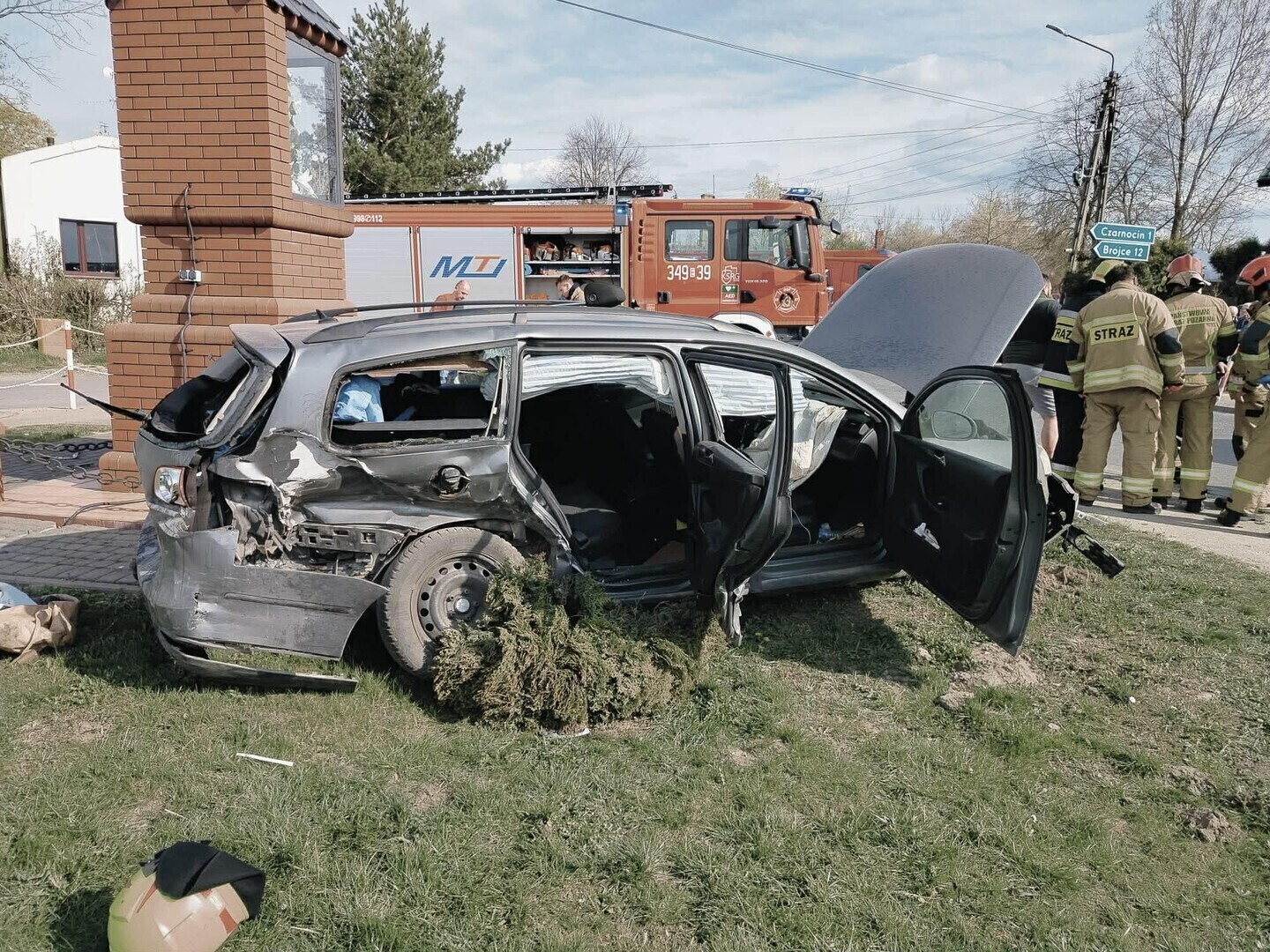 Wypadek w Biskupiej Woli gm. Czarnocin pod Piotrkowem Trybunalskim. W zderzeniu dwóch aut 4 osoby ranne 12-latek w stanie ciężkim