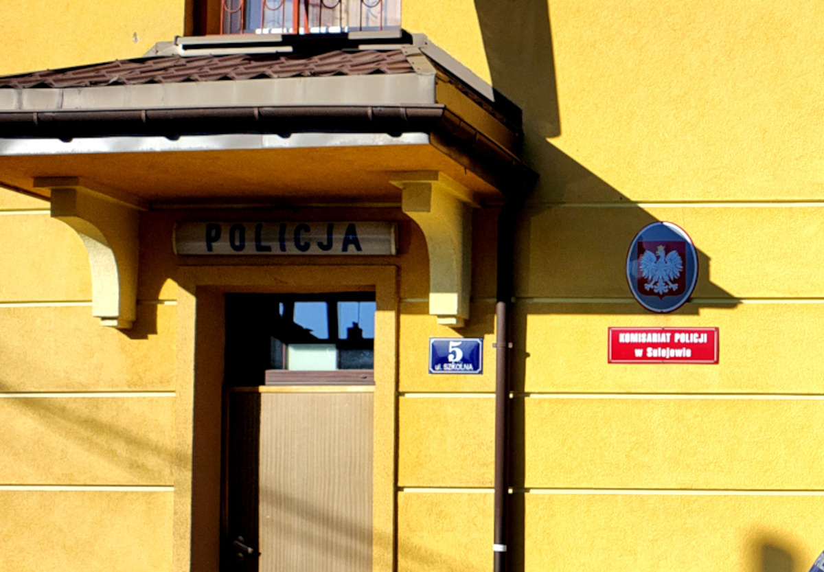 Uciekał przed policją na dach a potem na drzewo