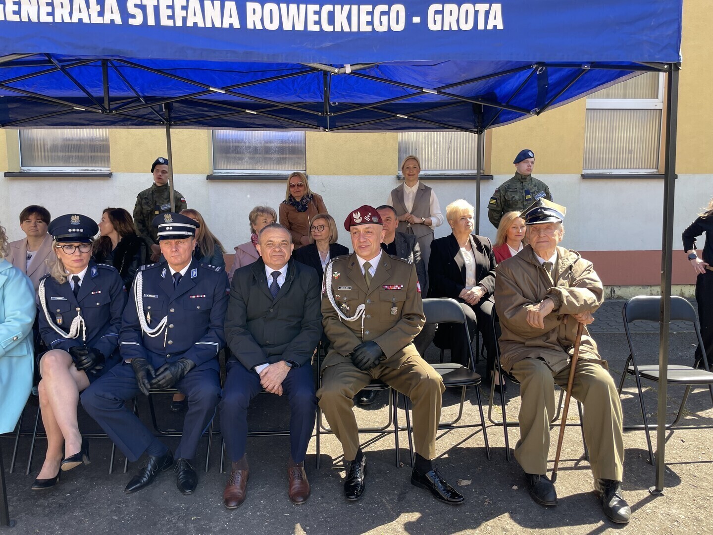 Wzruszająca uroczystość klas mundurowych w IV LO ślubowanie pierwszoklasistów i pożegnanie kadetów