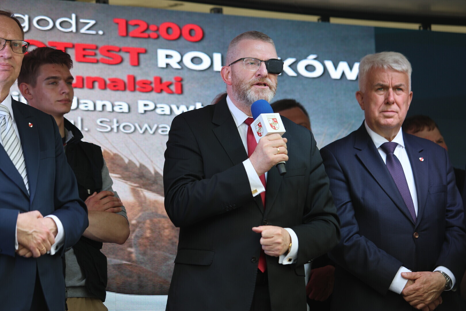 Grzegorz Braun w Piotrkowie ostre słowa i gaśnica na krzywdzie. Spotkanie w cieniu protestu rolników