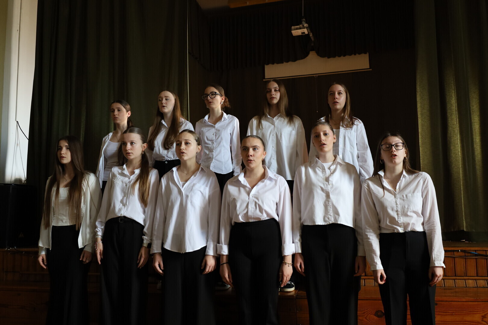 Uroczyste zakończenie roku szkolnego maturzystów w I Liceum Ogólnokształcącym im. Bolesława Chrobrego w Piotrkowie Trybunalskim