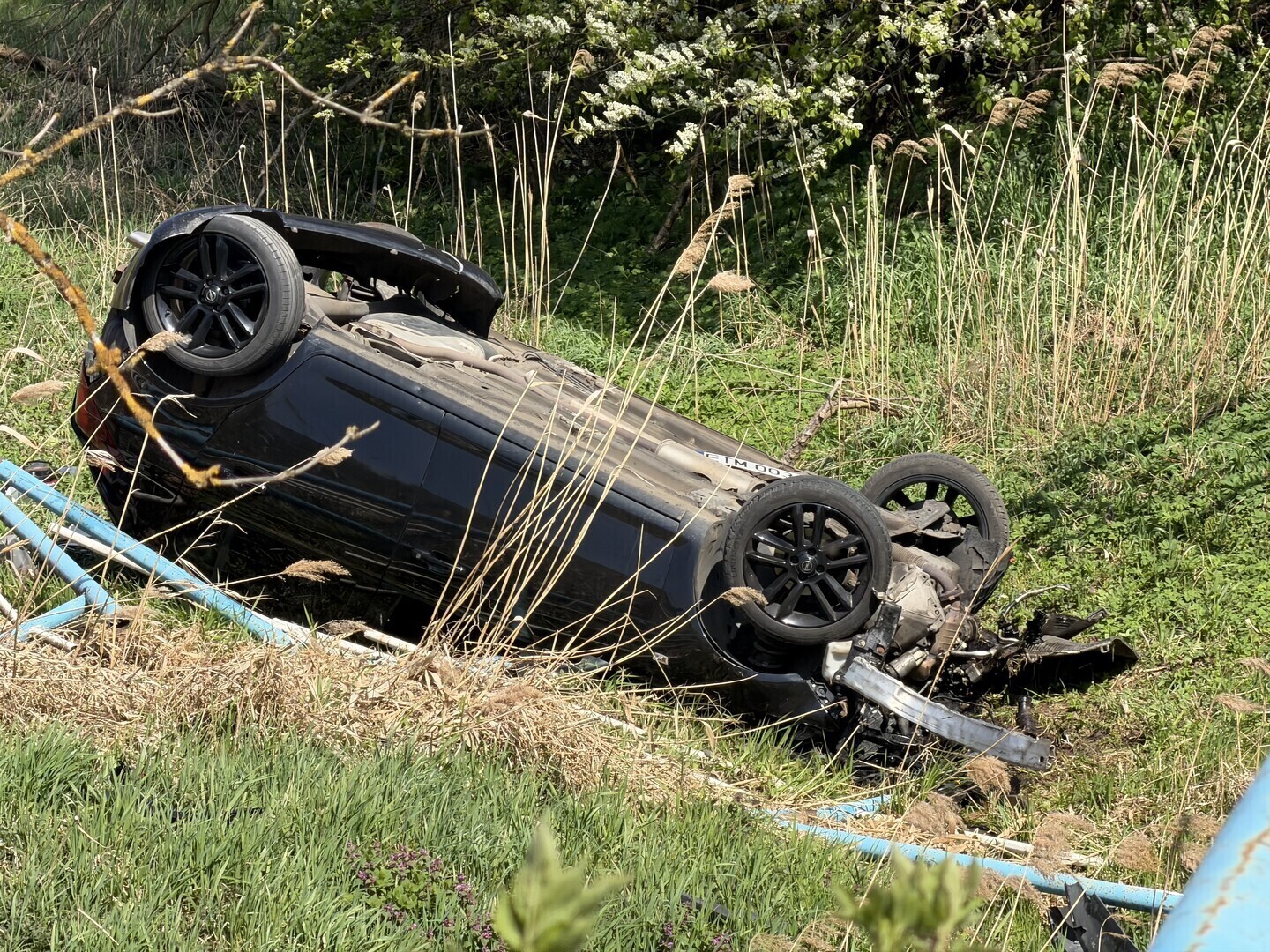 Auto spadło z mostu w Lubiatowie. Groźny wypadek pod Piotrkowem jedna osoba poszkodowana są duże utrudnienia