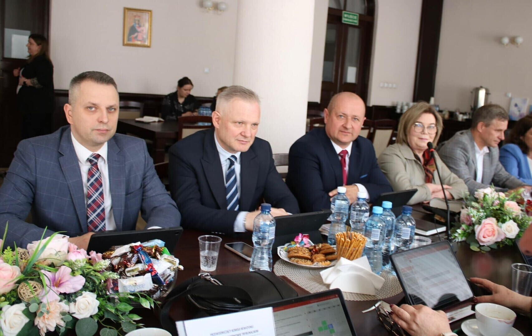 Powiat inwestuje w drogi i wzmacnia współpracę z gminami