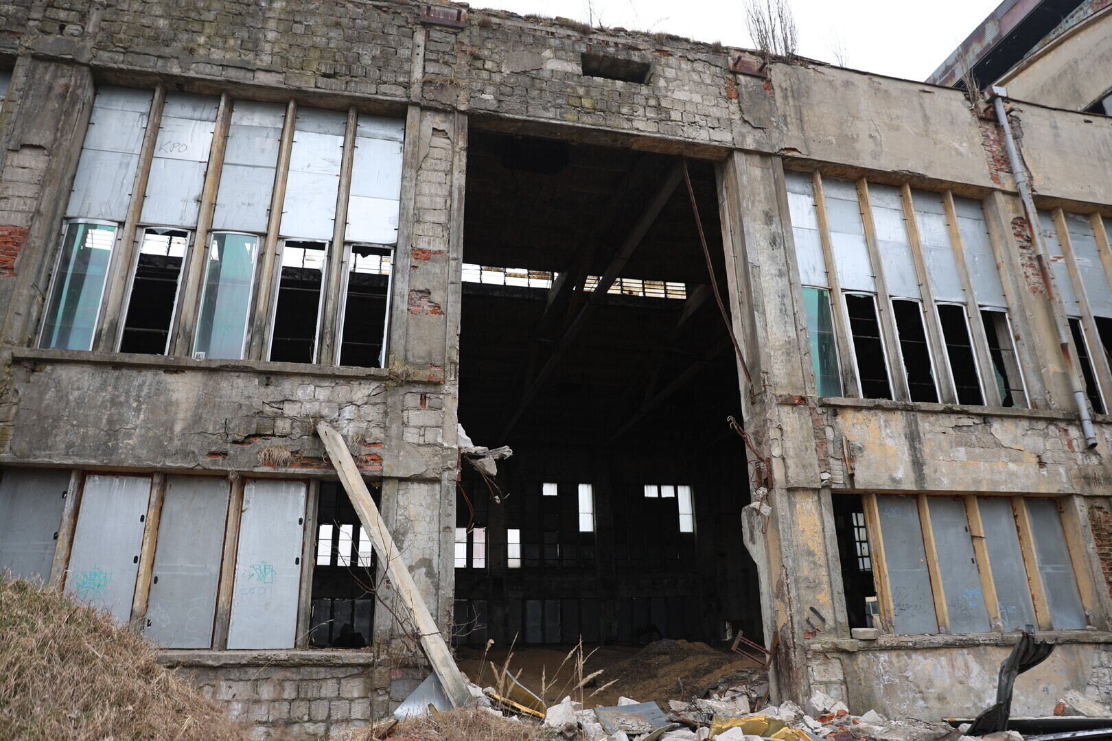 Przemysłowy kolos w ruinie. Huta Kara niszczeje na oczach mieszkańców