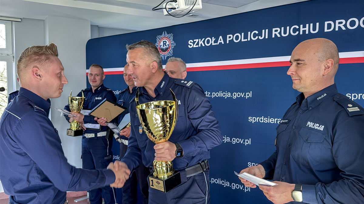 Piotrkowianin znów najlepszy w regionie. Sierż. Mateusz Kowalski z tytułem Policjanta Ruchu Drogowego 2026