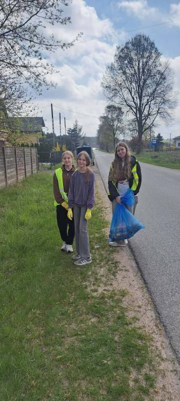 Mieszkańcy Cieszanowic połączyli siły i posprzątali miejscowości