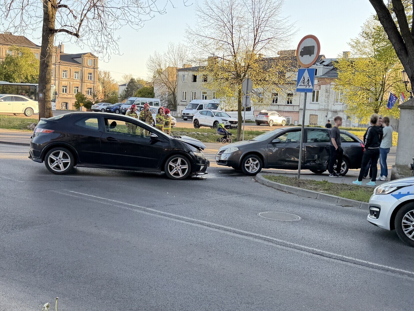Zderzenie dwóch aut na skrzyżowaniu Jerozolimskiej i Zamkowej. Duże utrudnienia