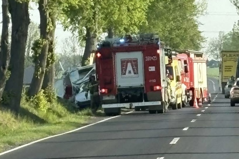 Dostawczak roztrzaskany na drzewie pod Piotrkowem