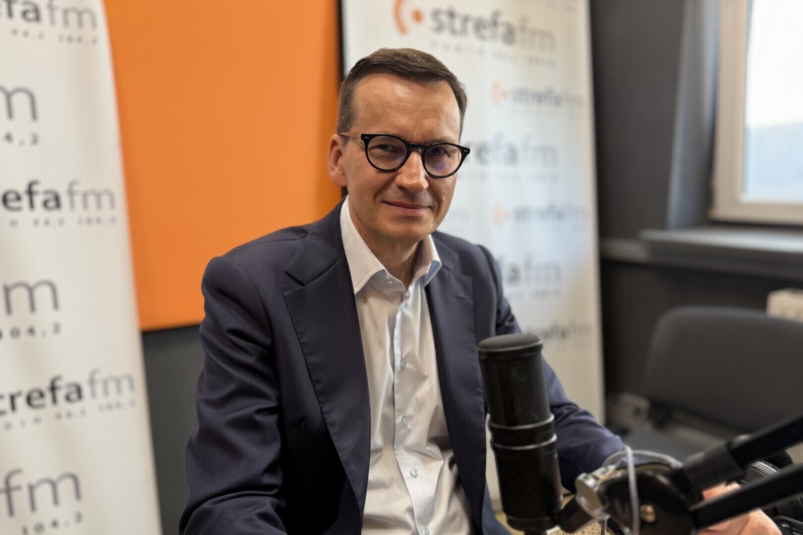 Były premier Mateusz Morawiecki w Radiu Strefa FM. Mówił o Bełchatowie wyludnianiu i miejscach pracy. W centrum rozmowy także Stowarzyszenie Rozwój Plus oraz ewentualna rywalizacja o fotel premiera z Czarnkiem