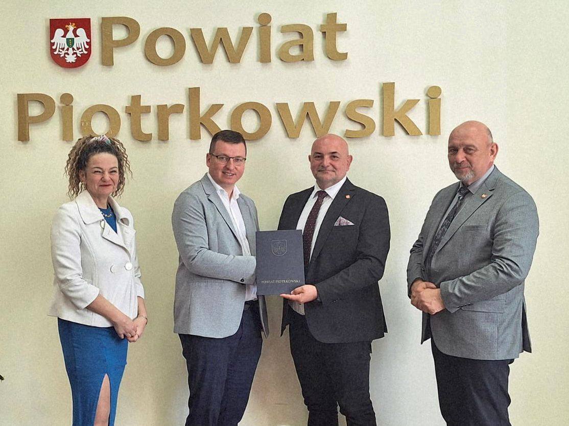 Porozumienie podpisane. Orlik w Czarnocinie nadal dostępny dla mieszkańców