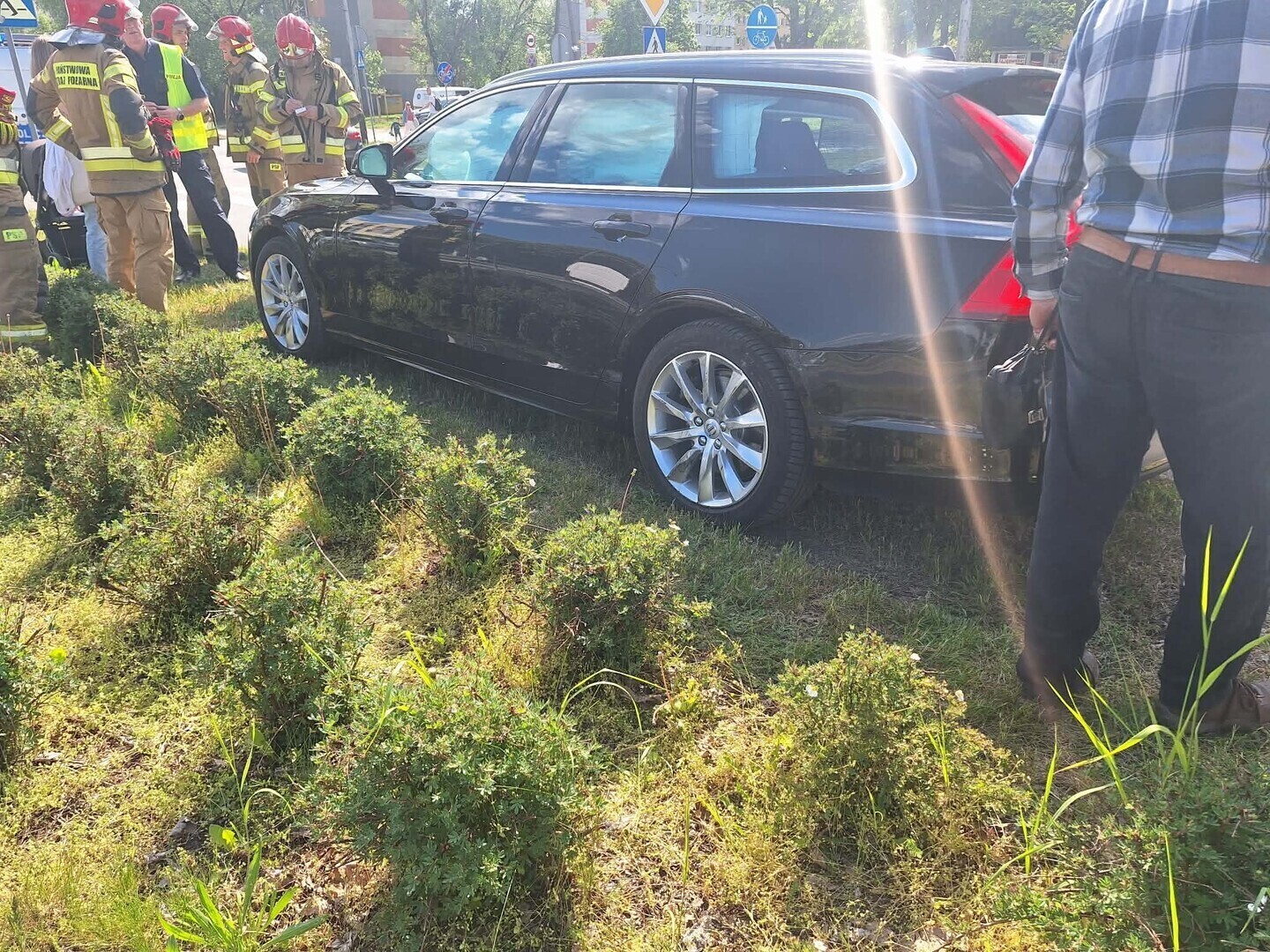 Zderzenie Volvo i BMW na skrzyżowaniu Al. Armii Krajowej i Słowackiego w Piotrkowie