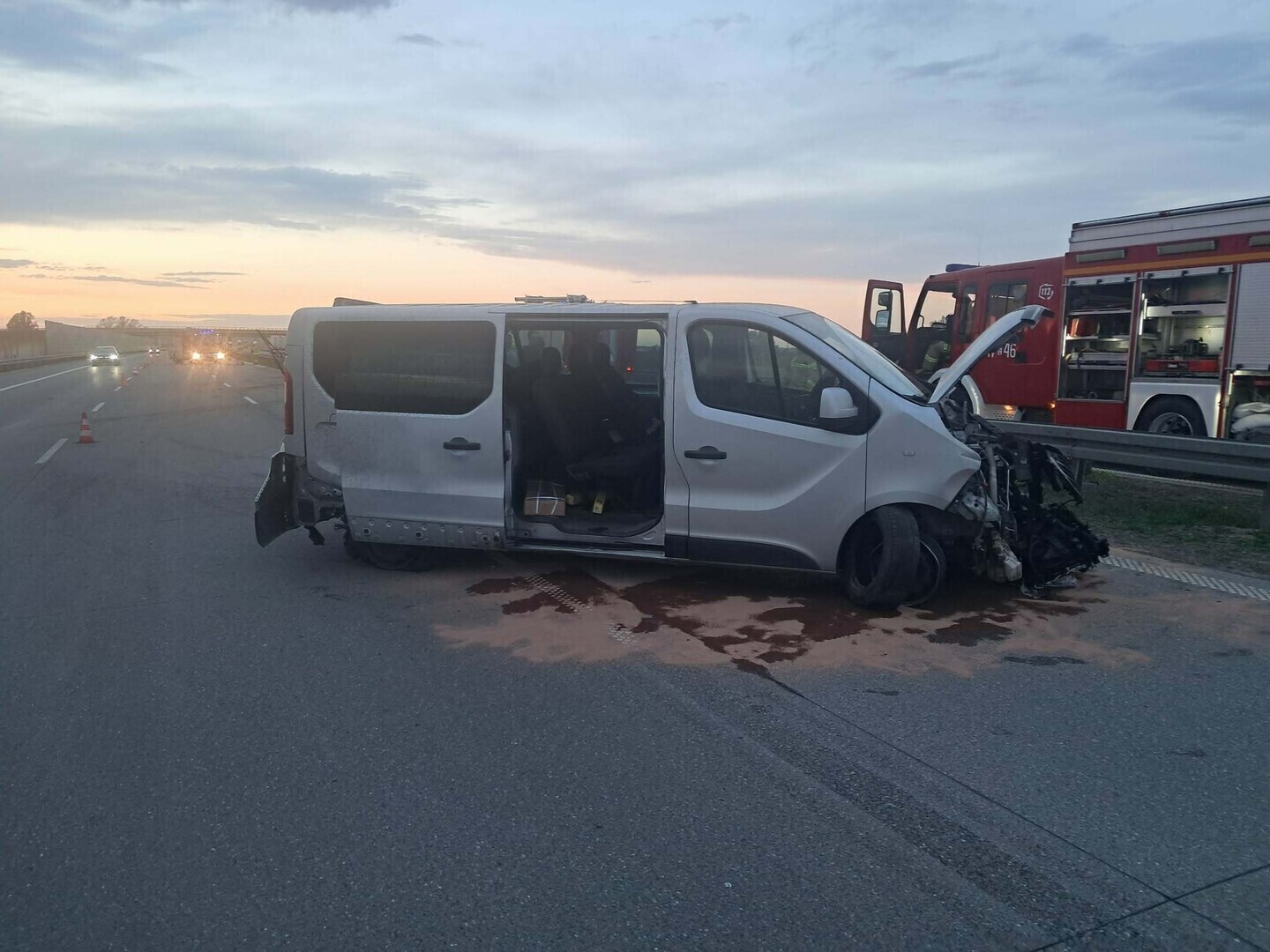 Bus dachował na A1 pod Piotrkowem. Były duże utrudnienia