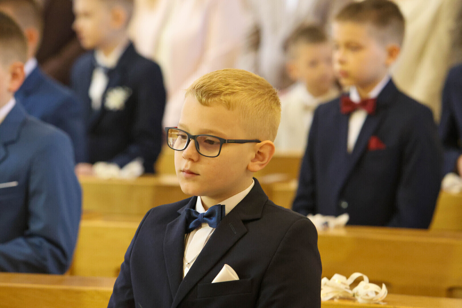 Wyjątkowa uroczystość Pierwszej Komunii Świętej w parafii Miłosierdzia Bożego przy ul. Łódzkiej w Piotrkowie. Kilkanaścioro dzieci przystąpiło do sakramentu