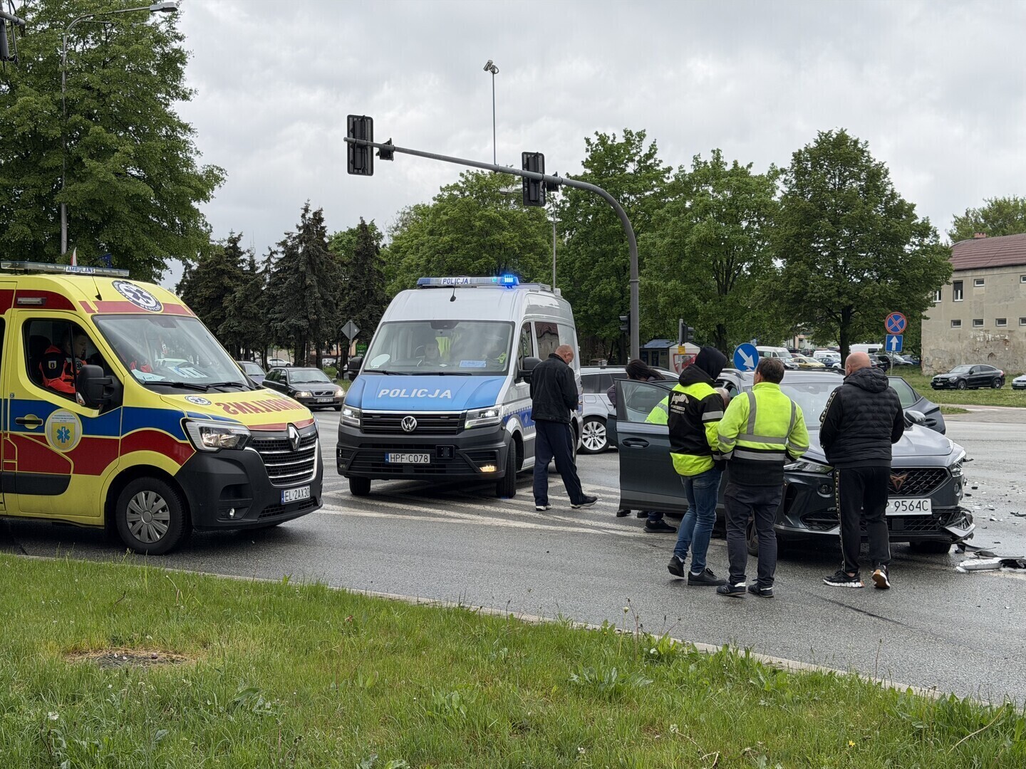 Piotrków Trybunalski zderzenie dwóch samochodów na skrzyżowaniu Al. 3 Maja i Al. Kopernika. Na miejscu ratownicy medyczni i policja są utrudnienia w ruchu