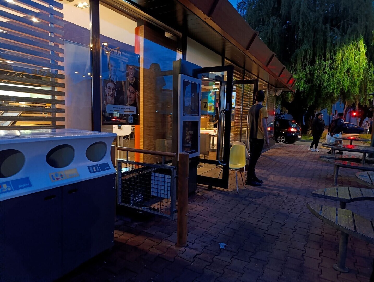 Nastolatek rozpylił gaz pieprzowy w McDonaldzie. 14-latek po pościgu został zatrzymany