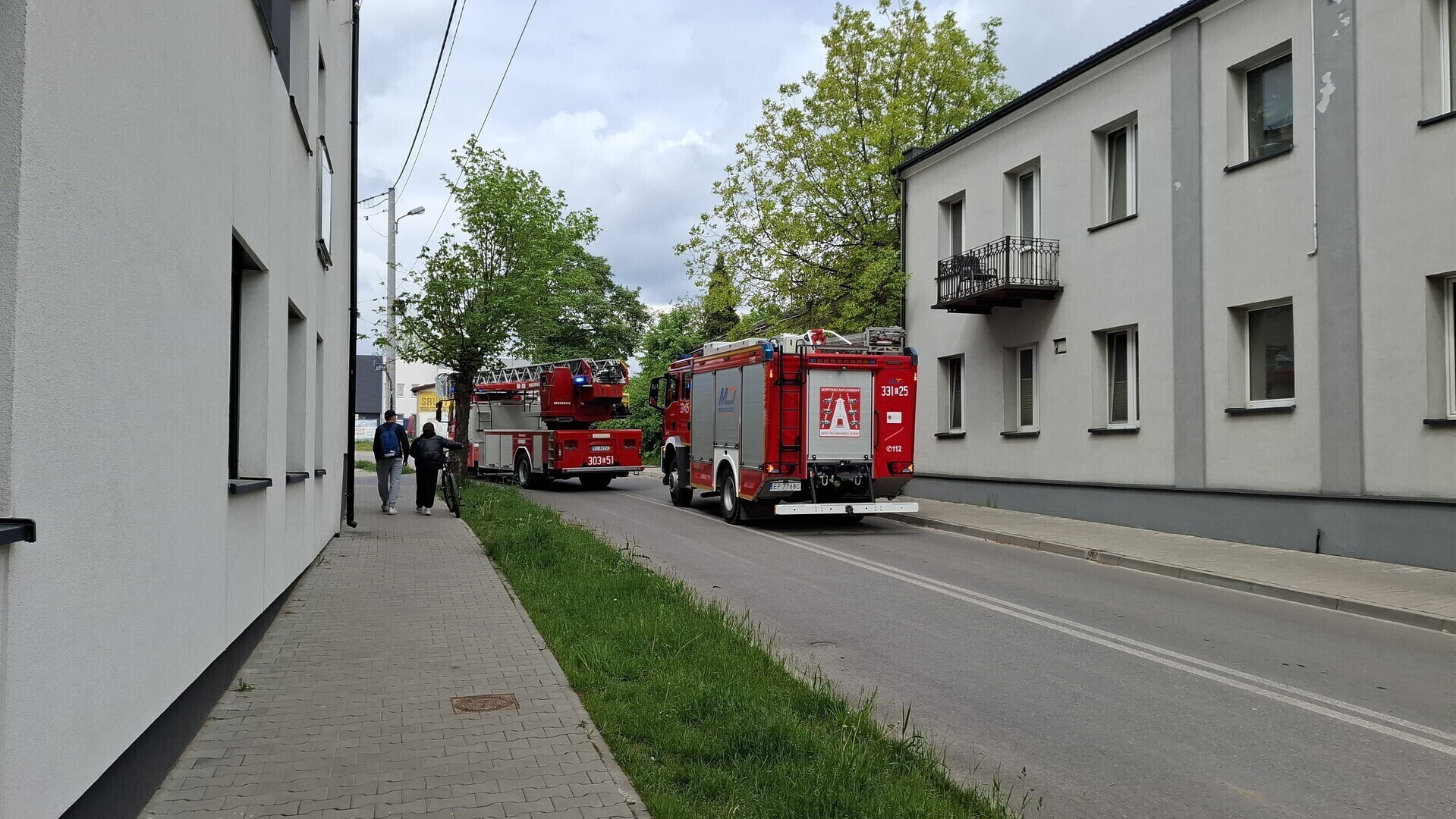 Pożar pustostanu przy ul. 1 Maja w Piotrkowie. Na miejscu strażacy i policja