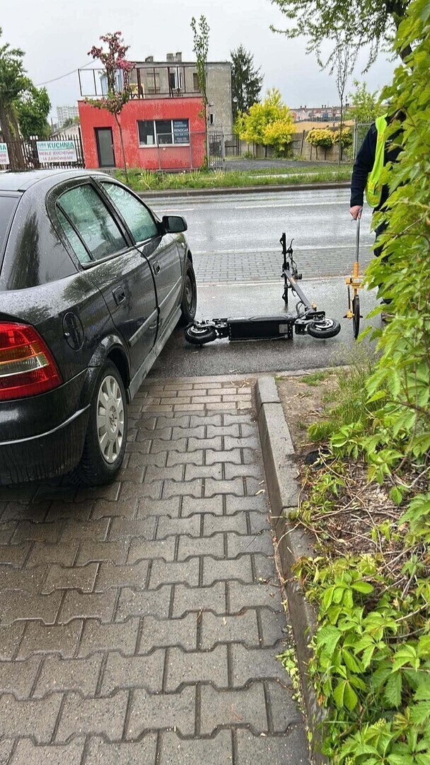 Wypadek z udziałem hulajnogi elektrycznej na Wojska Polskiego w Piotrkowie. Dokładnie dzień wcześniej doszło do niemal identycznego zdarzenia w tym samym miejscu. Mieszkańcy o zagrożeniu informowali od roku