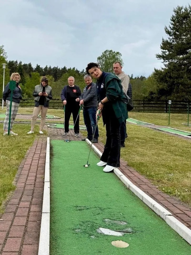 Samorządowcy sprawdzili się na polu minigolfowym
