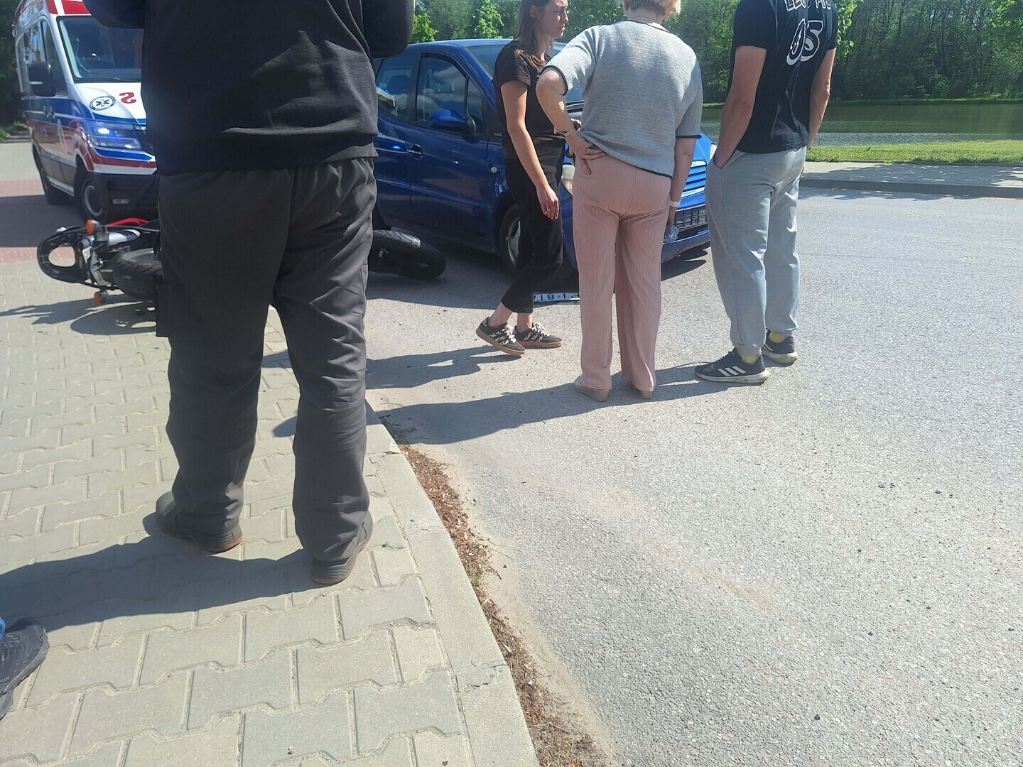 Czołowe zderzenie motocykla i osobówki w Moszczenicy