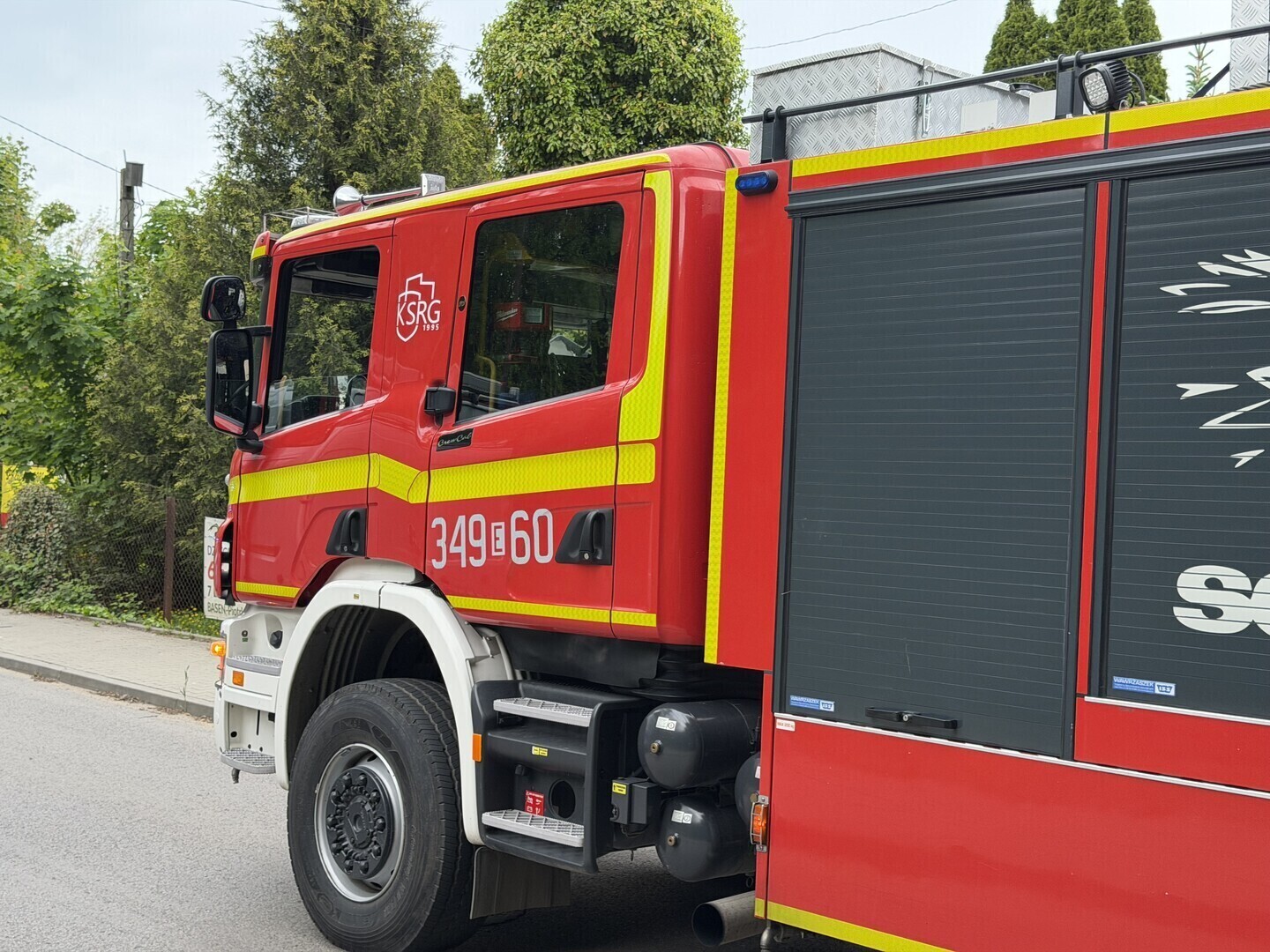 Czołowe zderzenie elektrycznego Renault i Nissana w Moszczenicy. 68-latek z niewyjaśnionych przyczyn zjechał na przeciwny pas. Jedna osoba trafiła do szpitala