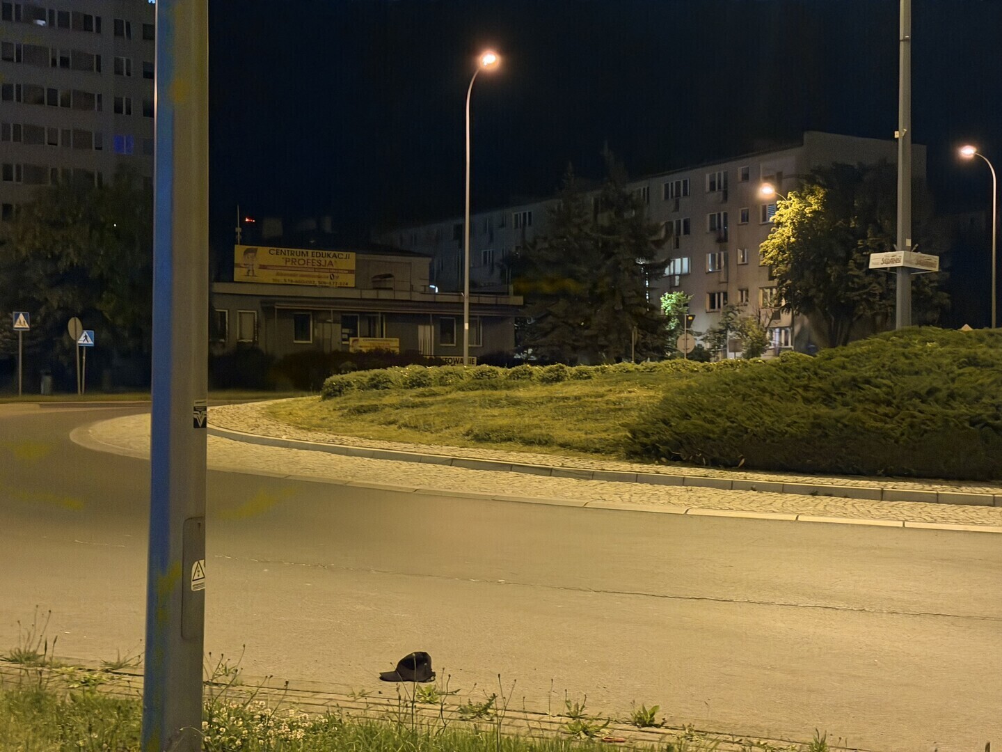 Leżał na rondzie i rzucał butelkami w samochody. Agresywny mężczyzna zatrzymany przez policję