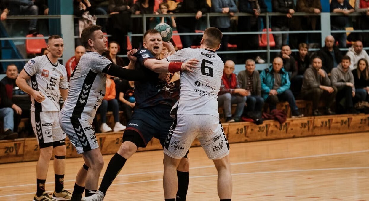 Dwumecz o utrzymanie z licencją w tle