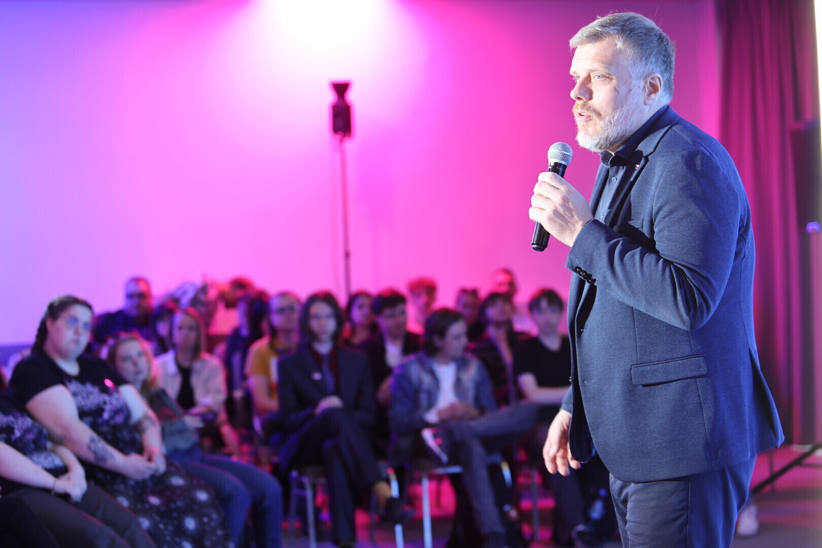 Adrian Zandberg w Piotrkowie o energetyce mieszkaniach i ochronie zdrowia. Mieszkańcy zadawali pytania
