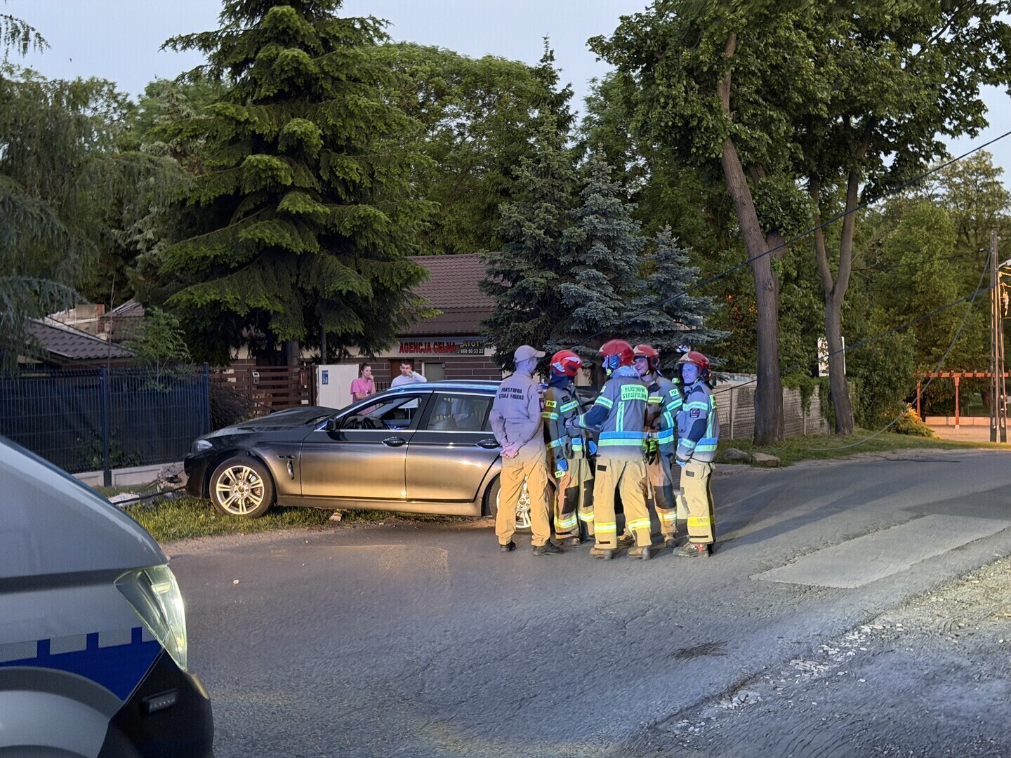 Groźnie na Dworskiej w Piotrkowie. Kierujący BMW uderzył w słup. W okolicy nie ma prądu
