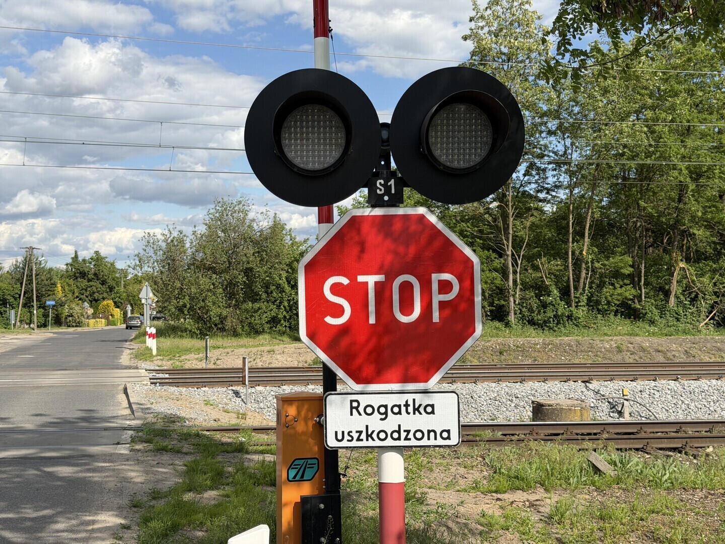 Awaria rogatek i sygnalizacji na przejdzie na ulicy Moryca w Piotrkowie. Na miejscu ustawiono znaki STOP i ostrzeżenia