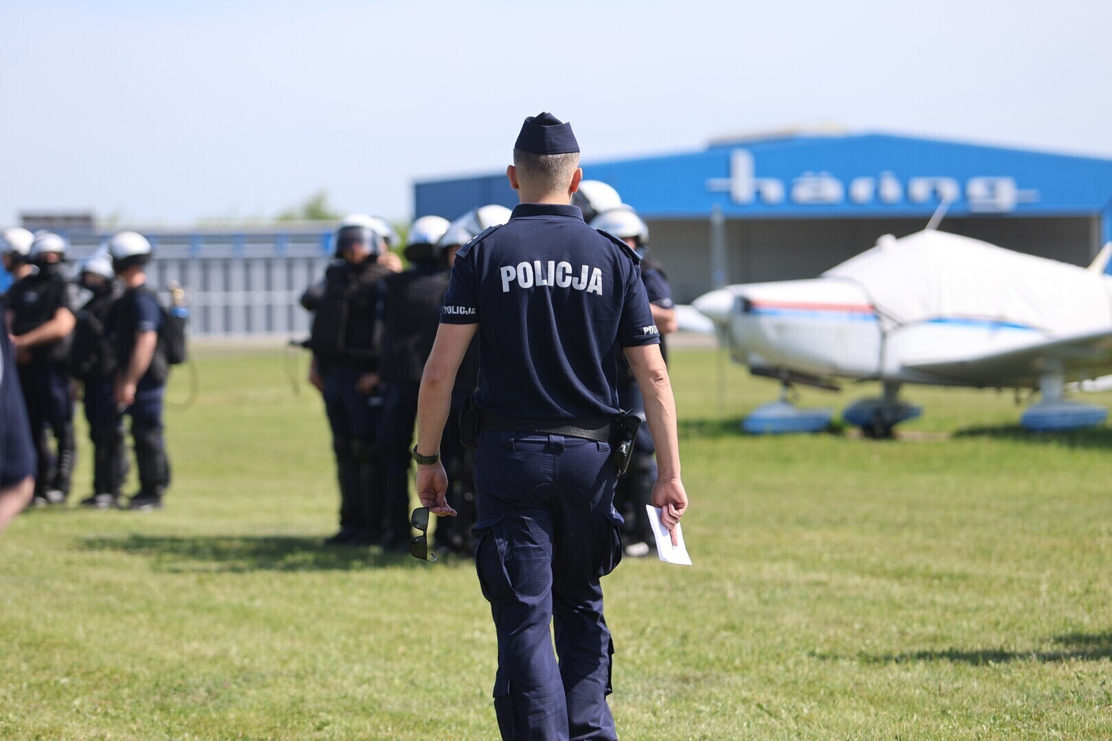 Ćwiczenia policji na lotnisku w Piotrkowie Trybunalskim. Mundurowi z całego regionu na szkoleniu