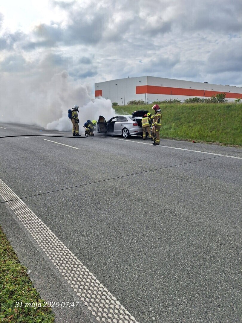 Pożar samochodu osobowego na S8. Kierowcy nic się nie stało