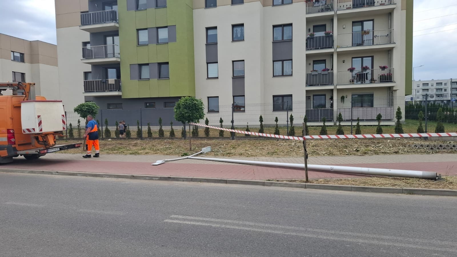 Autokar uderzył w latarnię podczas zawracania. Na szczęście nikt nie ucierpiał