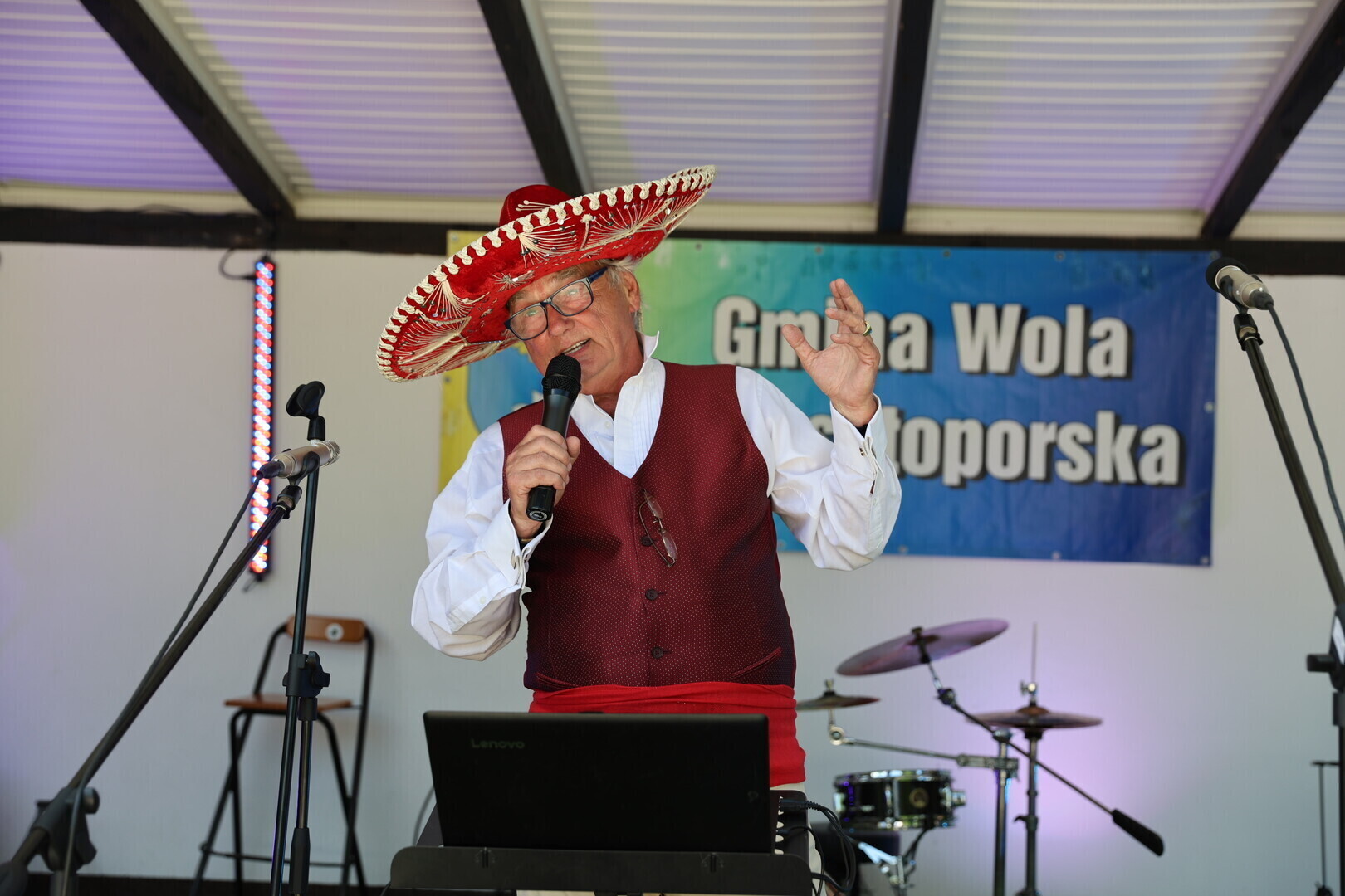 Dobra zabawa skoczna muzyka i mnóstwo atrakcji towarzyszących czyli Piąty Rodzinny Piknik Folkloru Wiejskiego i Miejskiego w Mzurkach