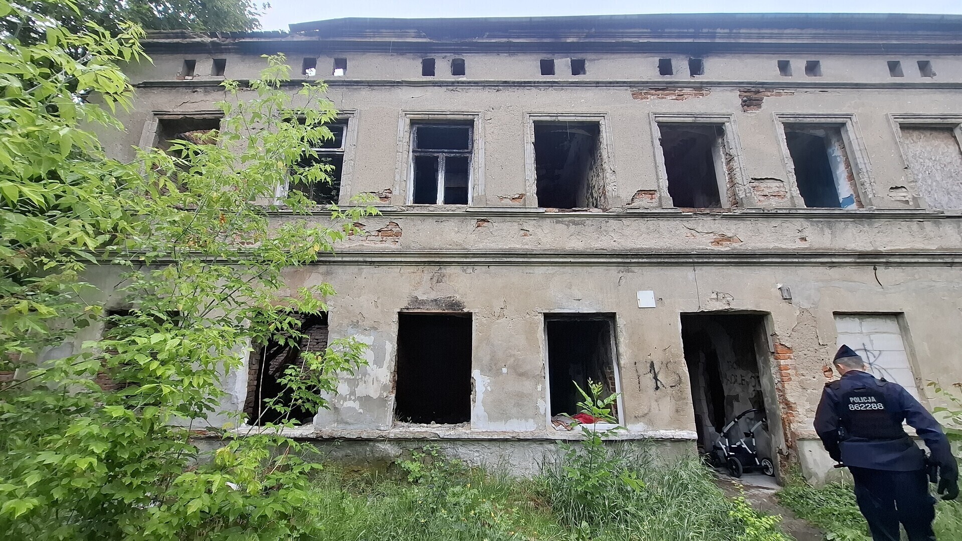 Ogień w opuszczonym budynku przy ul. 1 Maja. Jedna osoba wymagała pomocy strażaków i ratowników medycznych