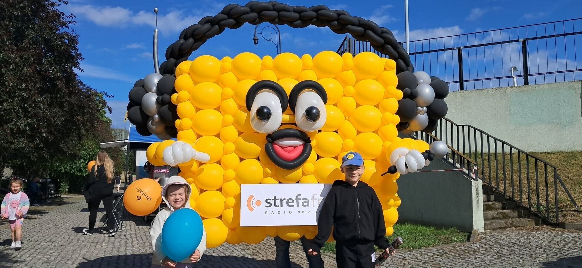 Balonowy Strefuś pojawił się na Dniach Miasta. Maskotka Radia Strefa FM przechadza się po piotrkowskiej Krzywdzie