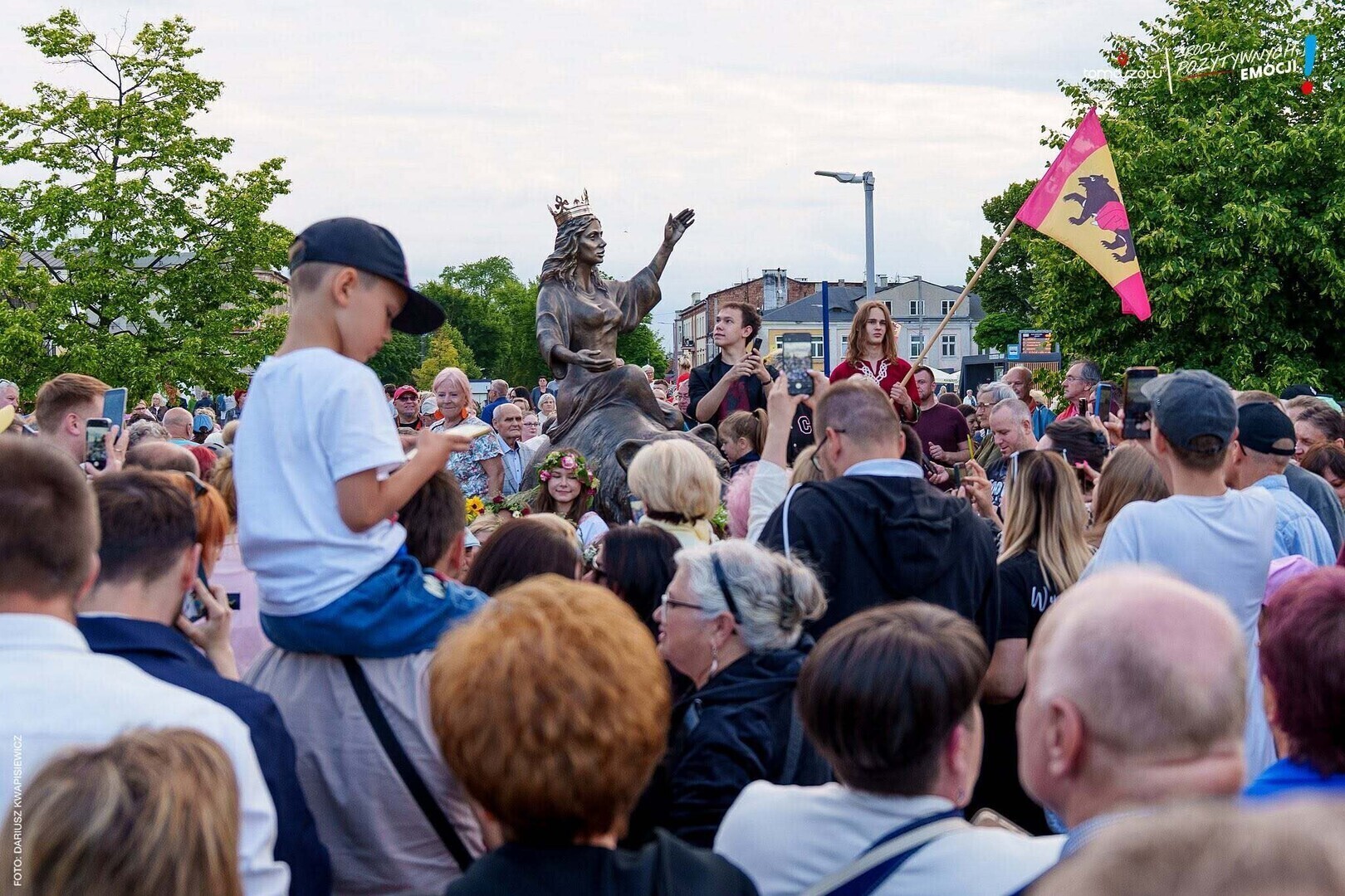 Panna na Niedźwiedziu nowy symbol Tomaszowa Mazowieckiego odsłonięty z okazji setnej rocznicy herbu miasta