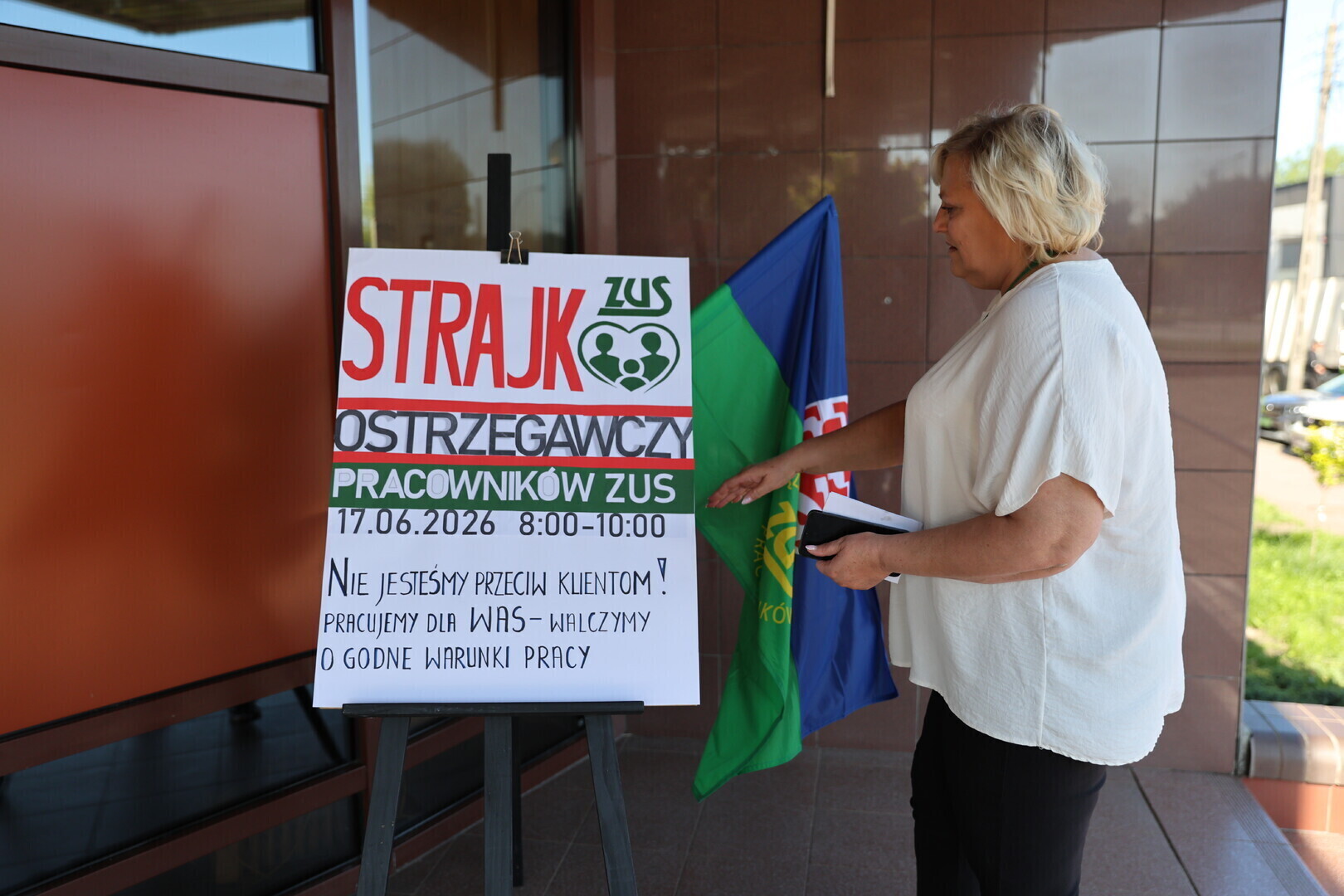 Strajk ZUS w Piotrkowie Trybunalskim. Pracownicy domagają się podwyżek i lepszych warunków pracy