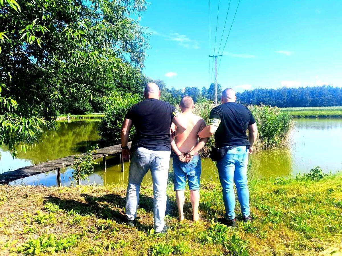 Ukrywał się pod kołdrą na strychu inny uciekał przez okno. Piotrkowscy kryminalni zatrzymali poszukiwanych