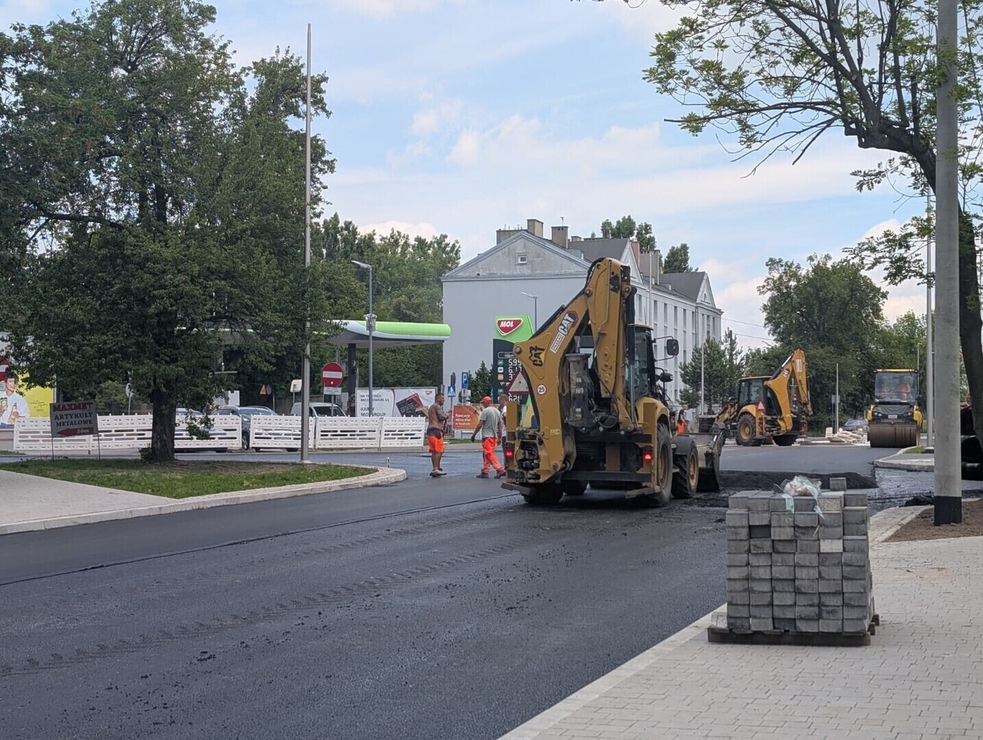 Piotrków na Placu Litewskim trwa układanie ostatniej warstwy asfaltu. Przebudowa ul. Wolborskiej na finiszu