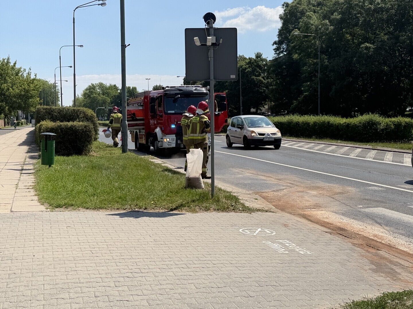 Wypadek z udziałem samochodu nauki jazdy w Al. Piłsudskiego w Piotrkowie. Są duże utrudnienia w kierunku centrum miasta